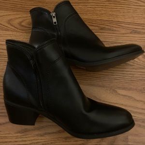 Wet Seal Zipper Trim Booties.
